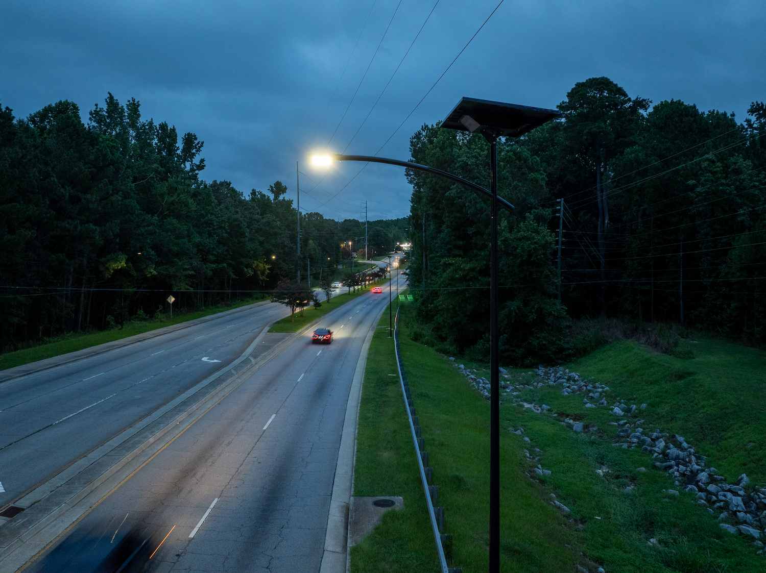 FDOT-compliant solar streetlights on a major Florida arterial road 