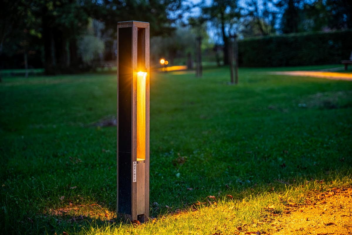 solar pathway and landscape lighting bollards